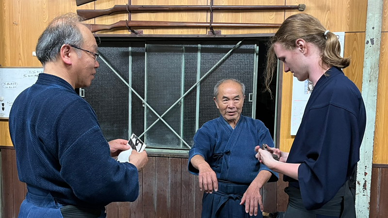 左から館長、神戸先生、ギャレットさん