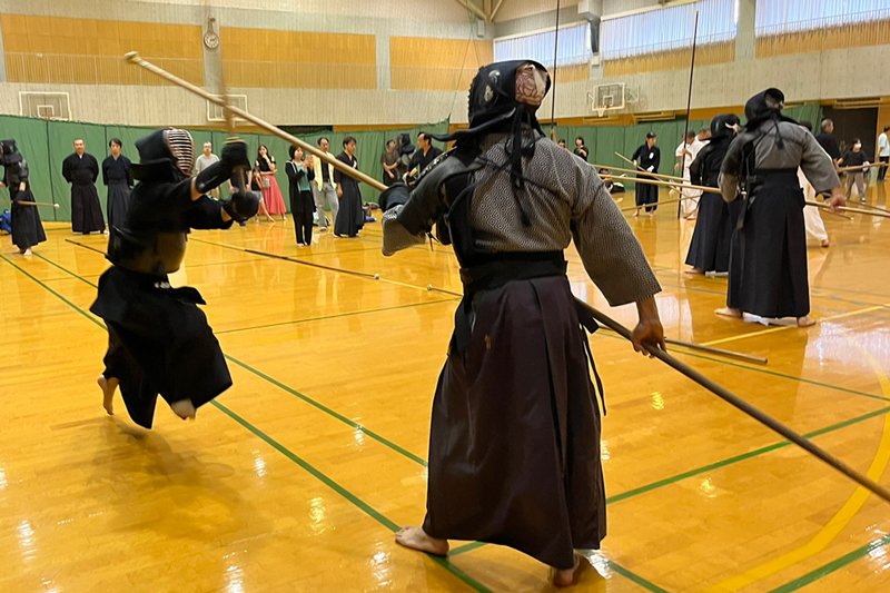 サマーセミナー2025にて槍と剣道の試合1