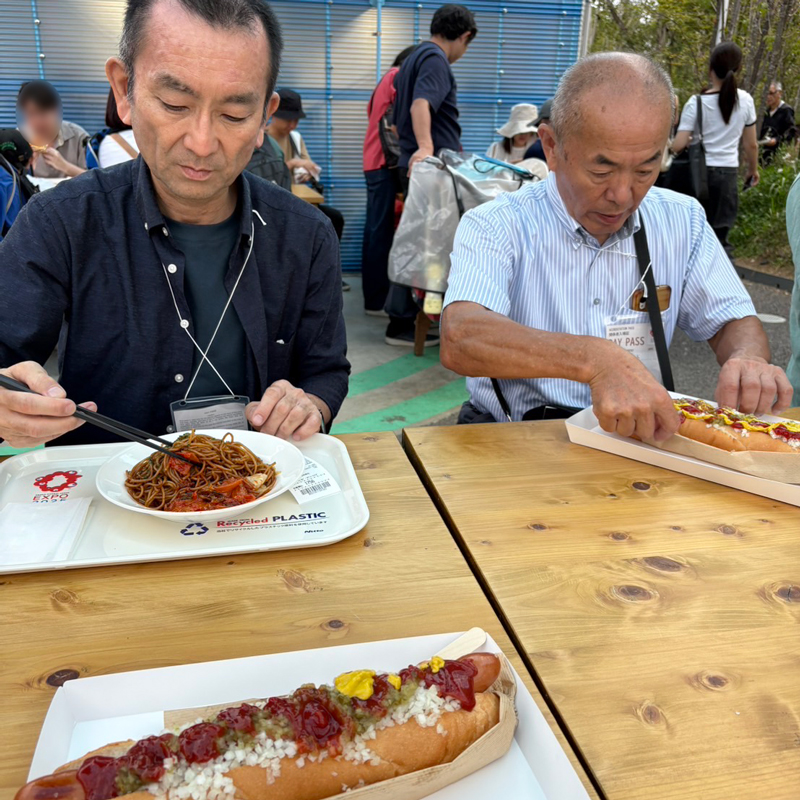 大阪・関西万博 で食事をする春風館メンバー