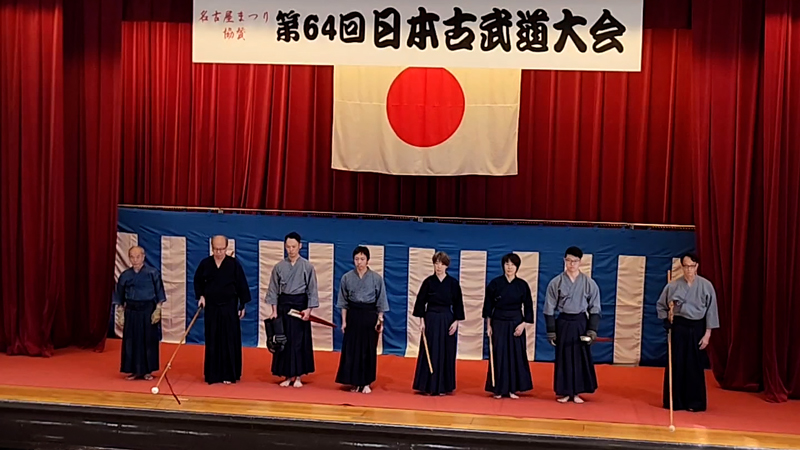 第64回日本古武道大会の舞台に並ぶ春風館メンバー