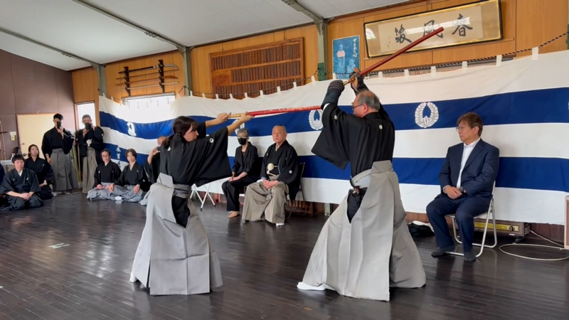 下村館長と東春風館道場のサミーラ先生（目録伝授式にて）