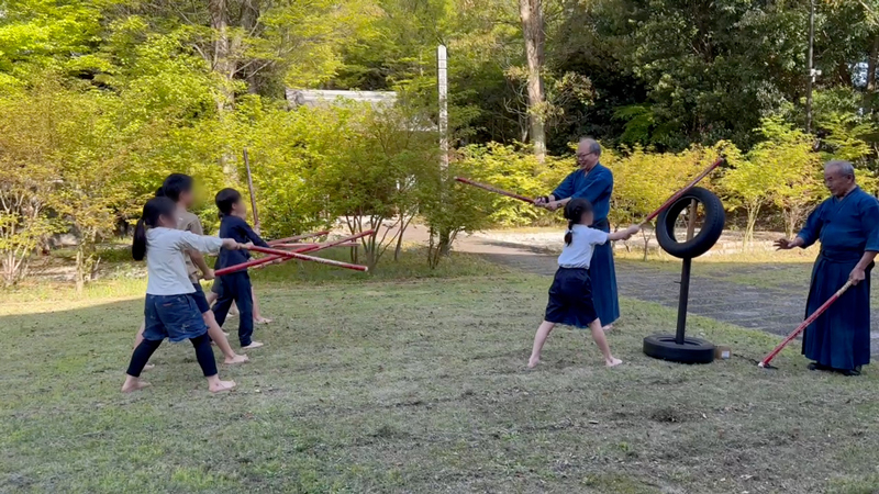 大森寺で行った春風館こども武道教室の様子（素振り）