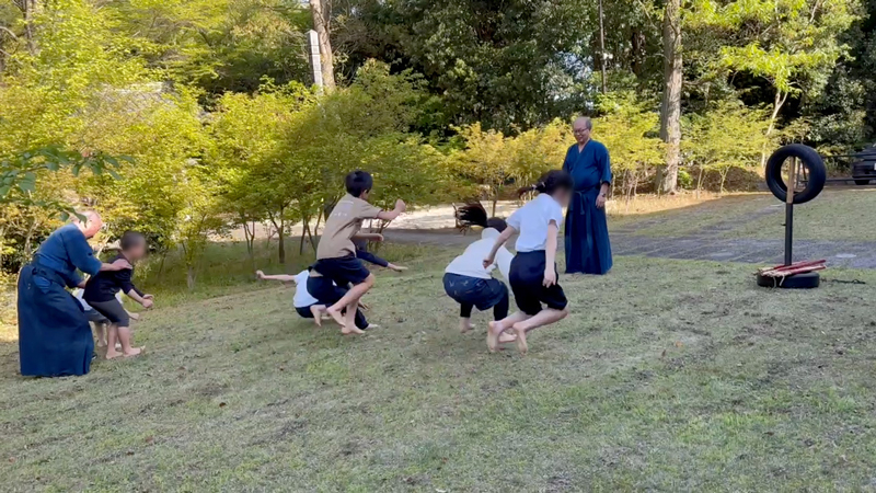 大森寺で行った春風館こども武道教室の様子(基礎運動)