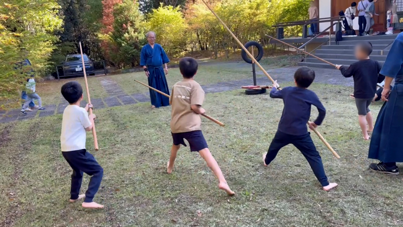 大森寺で行った春風館こども武道教室の様子(槍の素突き)